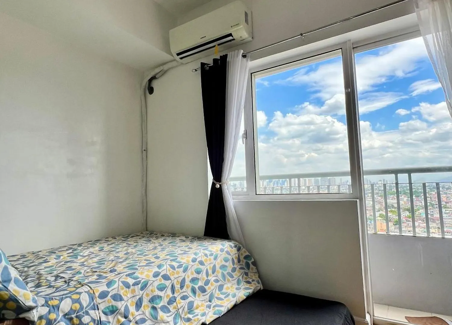 Taguig City Grace Residences With Small Balcony Manila 0*,